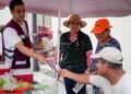 Gino Segura recorre tianguis de Cancún para mantener el diálogo con la ciudadanía y fortalecer el consumo local