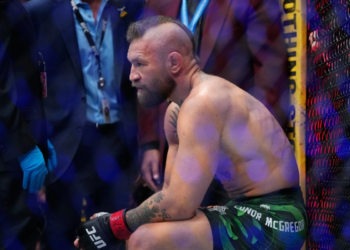 Conor McGregor sufre grave lesión de rodilla y pierde ante Holloway en su regreso a la UFC 329