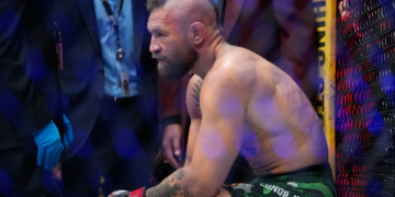 Conor McGregor sufre grave lesión de rodilla y pierde ante Holloway en su regreso a la UFC 329