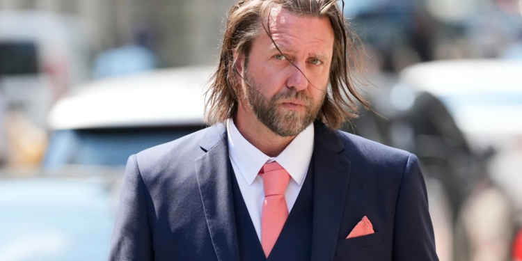 Condenan a prisión al director Carl Rinsch por fraude contra Netflix