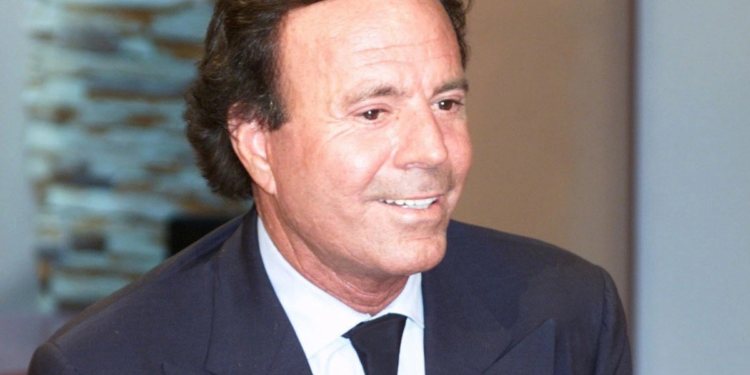 Julio Iglesias demanda a vicepresidenta española y prensa por “daño moral”