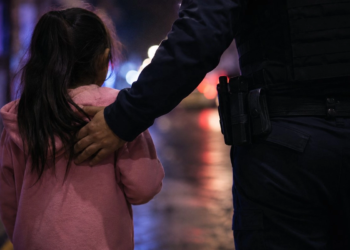 Abandonan a niña de 7 años en Álvaro Obregón; policía la rescata