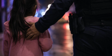 Abandonan a niña de 7 años en Álvaro Obregón; policía la rescata