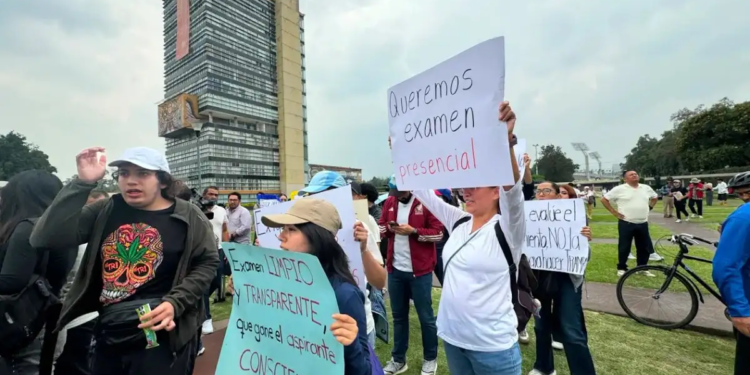 Protesta de aspirantes de la UNAM por irregularidades en el examen de admisión