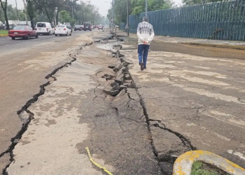 Fuga de agua abre enorme socavón y una grieta de 300 metros en San Juan de Aragón
