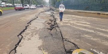 Fuga de agua abre enorme socavón y una grieta de 300 metros en San Juan de Aragón