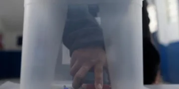 ¿Prohibir celulares en las escuelas es suficiente? SEP plantea debate sobre redes sociales