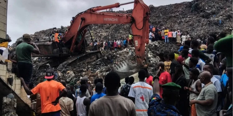 Fuertes lluvias provocan derrumbe en vertedero de Guinea; hay 30 muertos