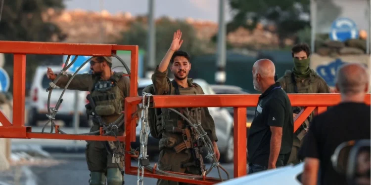 Israel amenaza con intensificar operaciones en Gaza por lanzamiento de cometas