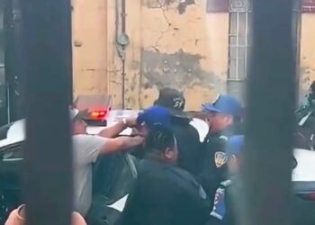 Arrestan a ciudadano por tapar bache en la CDMX