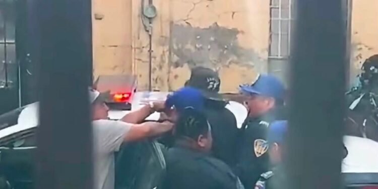 Arrestan a ciudadano por tapar bache en la CDMX