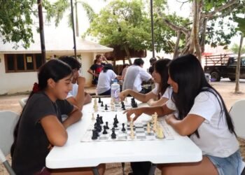 JÓVENES PARTICIPAN EN LA PRIMERA FERIA FAMILIAR DEL AJEDREZ EN FCP