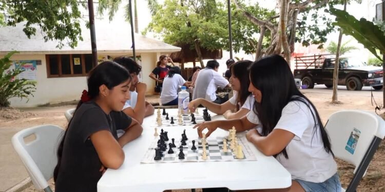 JÓVENES PARTICIPAN EN LA PRIMERA FERIA FAMILIAR DEL AJEDREZ EN FCP