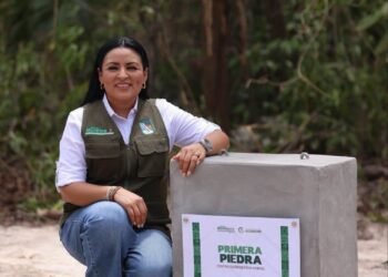 Coloca Blanca Merari primera piedra de Centro Animal