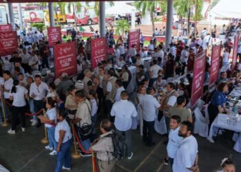 Atiende de manera directa necesidades de habitantes de Lázaro Cárdenas
