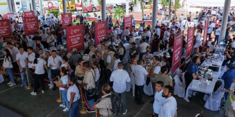 Atiende de manera directa necesidades de habitantes de Lázaro Cárdenas