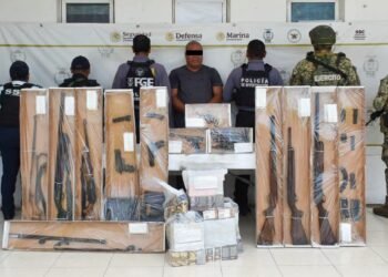 Aseguran drogas y armas de fuego durante cateos en Chetumal, Bacalar, Cancún y Puerto Morelos