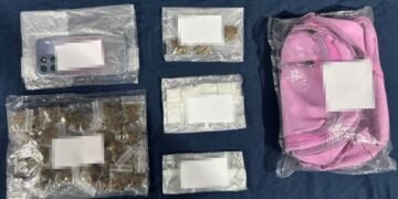 DETIENEN A DOS HOMBRES CON PRESUNTA DROGA Y DOS MOTOCICLETAS EN CANCÚN