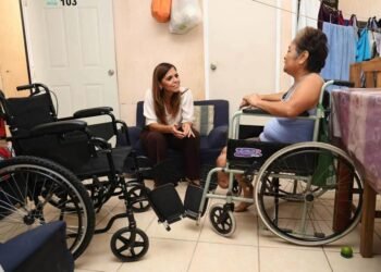 VERO LEZAMA ENTREGA SILLA DE RUEDAS