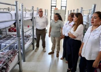 VERO LEZAMA VISITA CENTRO PARA NIÑEZ MIGRANTE EN CANCÚN