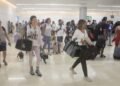 Cobros de hasta 2 mil 500 pesos por traslados desde el aeropuerto de Cancún desatan reclamos de viajeros