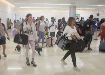 Cobros de hasta 2 mil 500 pesos por traslados desde el aeropuerto de Cancún desatan reclamos de viajeros