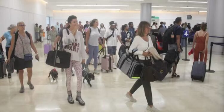 Cobros de hasta 2 mil 500 pesos por traslados desde el aeropuerto de Cancún desatan reclamos de viajeros
