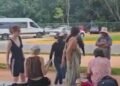 Prohíben a turistas sentarse bajo los árboles
