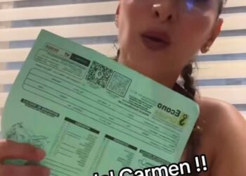 Mujer indignada porque la multaron