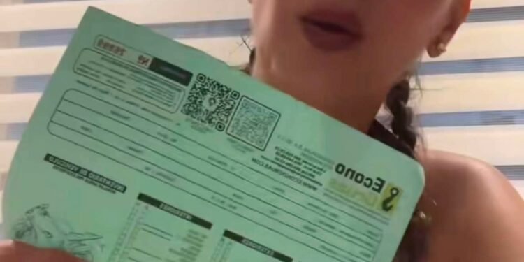 Mujer indignada porque la multaron