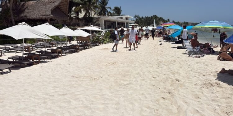 las playas son públicas y el libre acceso a ellas está plenamente garantizado en Playa del Carmen