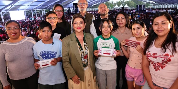 INICIA CLARA BRUGADA ENTREGA DE APOYOS PARA UNIFORMES Y ÚTILES ESCOLARES