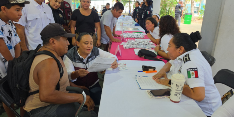 Gobierno de Quintana Roo acerca servicios y atención a familias de Villas Otoch Paraíso con Feria de Paz