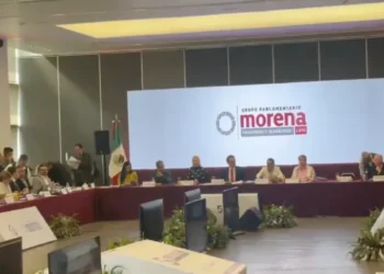 A puerta cerrada, senadores de Morena se reúnen con gabinete presidencial en su plenaria