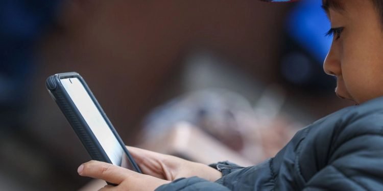 Infancia conectada, infancia en riesgo: 85% de los niños ya vive en Internet