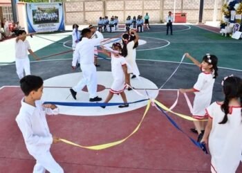 Sheinbaum: sí a regular celulares en escuelas; urge volver al lápiz y al juego