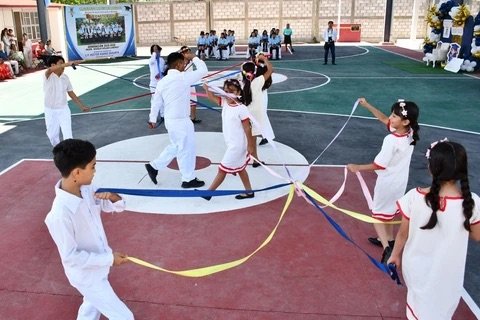 Sheinbaum: sí a regular celulares en escuelas; urge volver al lápiz y al juego