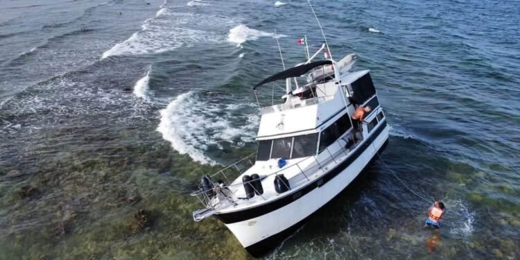 YATE ENCALLADO EN ARRECIFE DE MAHAHUAL SERÁ RETIRADO TRAS CONFIRMARSE FALLA MECÁNICA