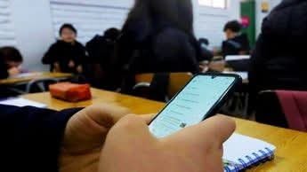 Prohíben celulares en primaria y secundaria