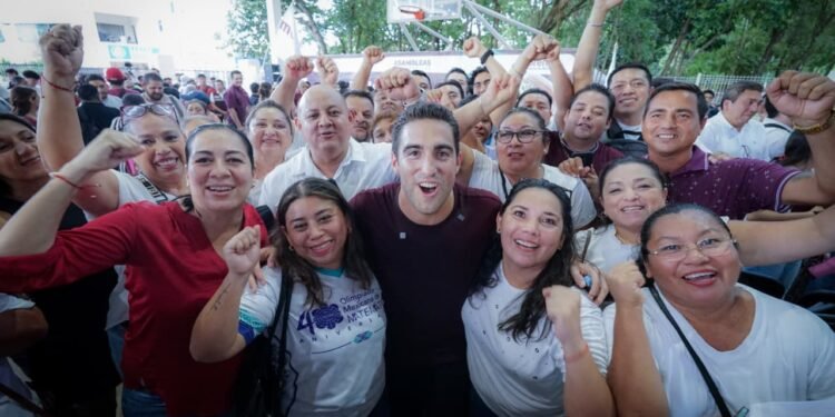 Más de dos mil personas respaldan en Playa del Carmen a Gino Segura