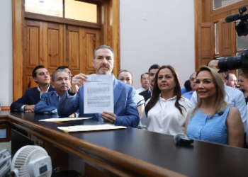 Alcaldes y asociaciones civiles piden a Sheinbaum investigar al gobierno de NL por extorsión