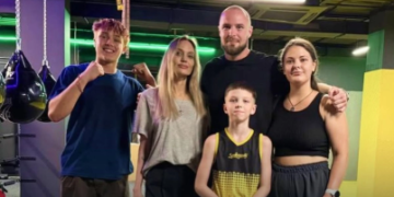 Angelina Jolie visita por sorpresa un club de boxeo en Ucrania