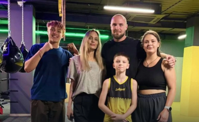 Angelina Jolie visita por sorpresa un club de boxeo en Ucrania