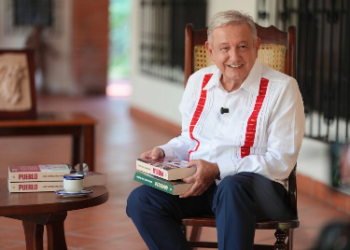 AMLO reaparece con nuevo libro y atribuye “decadencia” de EU a su modelo económico y bélico