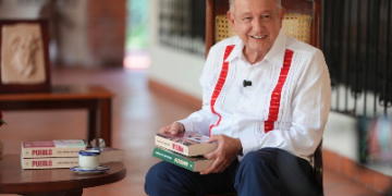 AMLO reaparece con nuevo libro y atribuye “decadencia” de EU a su modelo económico y bélico