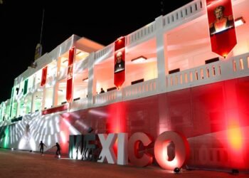 Enciende Gobierno de Quintana Roo las luces patrias del Palacio de Gobierno en Chetumal