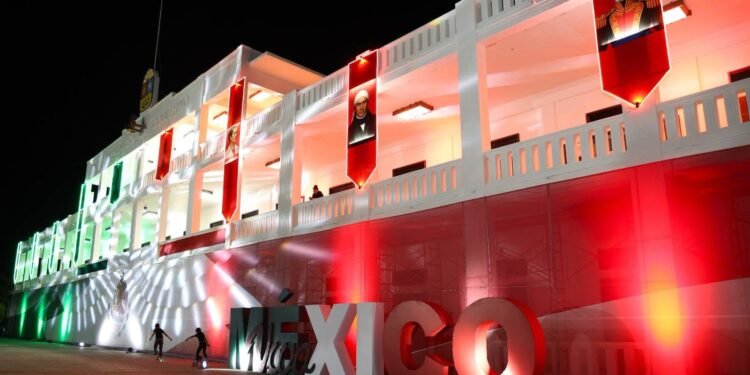 Enciende Gobierno de Quintana Roo las luces patrias del Palacio de Gobierno en Chetumal