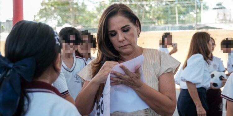 Entrega Mara Lezama nuevo domo a más de 500 estudiantes de secundaria técnica “8 de Octubre”, en Cancún