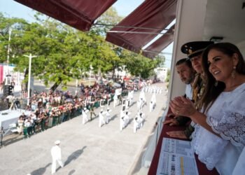 Con orgullo e identidad nacional, Mara Lezama y el pueblo chetumaleño presencian desfile cívico-militar