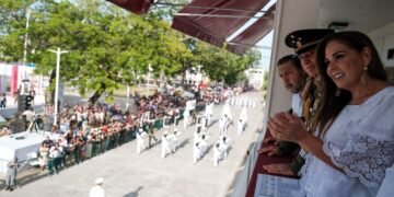 Con orgullo e identidad nacional, Mara Lezama y el pueblo chetumaleño presencian desfile cívico-militar
